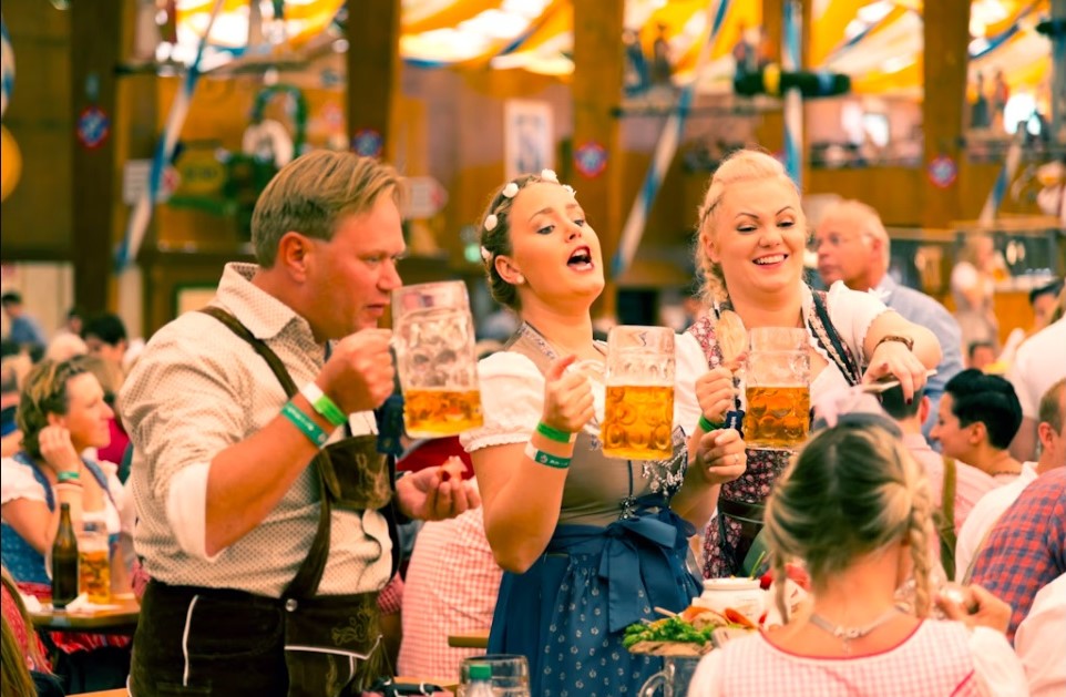 Oktoberfest Munich 2025: Nghịch lý lễ hội bia lớn nhất thế giới khi người Đức ngày càng ít uống bia